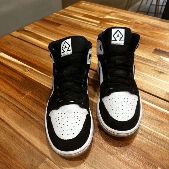 Air Jordan 1Mid SE Diamond - Picture 2 of 4